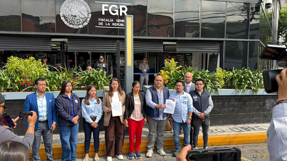 azucenau's tweet photo. 🔴El PAN presentó una denuncia ante la FGR para exigir que se investiguen las irregularidades del Tren Interoceánico.

La acción legal va dirigida contra Gonzalo “Bobby” López Beltrán, hijo de AMLO, quien fungió como supervisor de la obra.

También señala a mandos de la Secretaría de Marina, responsables del manejo, administración y control de la vía.