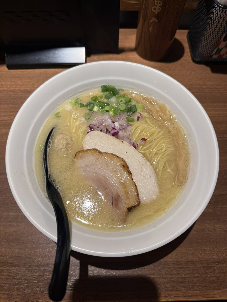 19781024's tweet photo. 今日はシロトリコ@北四番丁さんへ

トリコラーメン（塩_並）

低下水のストレート細麺はカタメパツパツでしなやかながら芯がありパッっと歯切れ良く美味

濃厚で白濁したトロミの強い鶏白湯は鶏の旨みと甘みに塩の程よい塩味がバランス良くクリーミーでウマ

今日も美味しいラーメンごちそうさまでした https://t.co/rTejLsOq4g