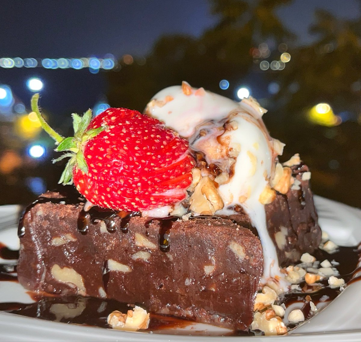 karlikcafe's tweet photo. #Boğaz manzarası eşliğinde sıcacık #browni ve serinletici dondurma… Günün en tatlı molası için sizi bekliyoruz. 🌊🍫🍨#Üsküdar #Karlikkafe https://t.co/lwiPbWcXlH
