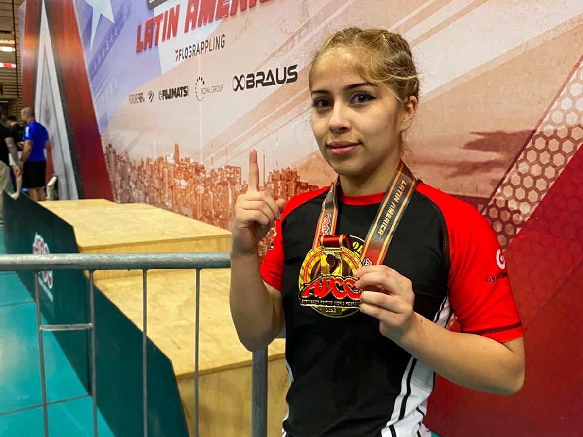 edu__iquique's tweet photo. 🥋🏅 ¡Felicitaciones a Sophia Astudillo Espinoza, estudiante de nuestro Liceo Luis Cruz Martínez!
Con solo 15 años obtuvo la medalla de oro en la final internacional de Jiu-Jitsu Brasileño Open Abu Dhabi Combat Club Latinoamérica, disputada en Santiago.
#NuevaEducaciónPública https://t.co/iE199ZbG2f