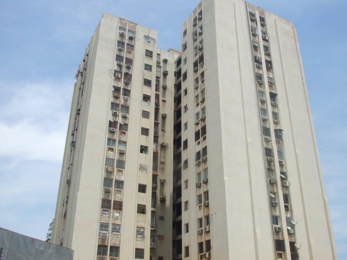 ipoolgian's tweet photo. Este edificio en el Conjunto Residencial Visoca, Parroquia Cacique Mara, calle 95 con Av 35. De 16 plantas, 248 apartamentos en Maracaibo, ni siquiera necesita inspección, necesita es de acción INMEDIATA

Esto es alerta de estrutura roja, porque es un caso de manual de asentamiento diferencial del terreno superficial.

La tierra blanda alrededor de la torre cedió, se compactó o se deslizó, dejando las losas superficiales sin soporte y partiéndolas por su propio peso.

Que el edificio esté firme hoy sólo demuestra que los pilotes soportan el peso vertical. Pero si el suelo perimetral sigue desapareciendo, esos pilotes están quedando "desnudos" bajo tierra. 

Si llega el sismo de reajuste en el occidente venezolano, la fuerza del terremoto empujará el edificio hacia los lados. Sin el suelo de confinamiento que lo abrace, los pilotes podrían flexionarse más allá de su capacidad y fracturarse bajo tierra.

El condominio no puede resolver esto simplemente echando cemento nuevo en la grieta de la acera. 

Necesitan que un ingeniero geotecnista perfore y evalúe qué está lavando el terreno antes de que la torre pierda por completo su anclaje lateral.