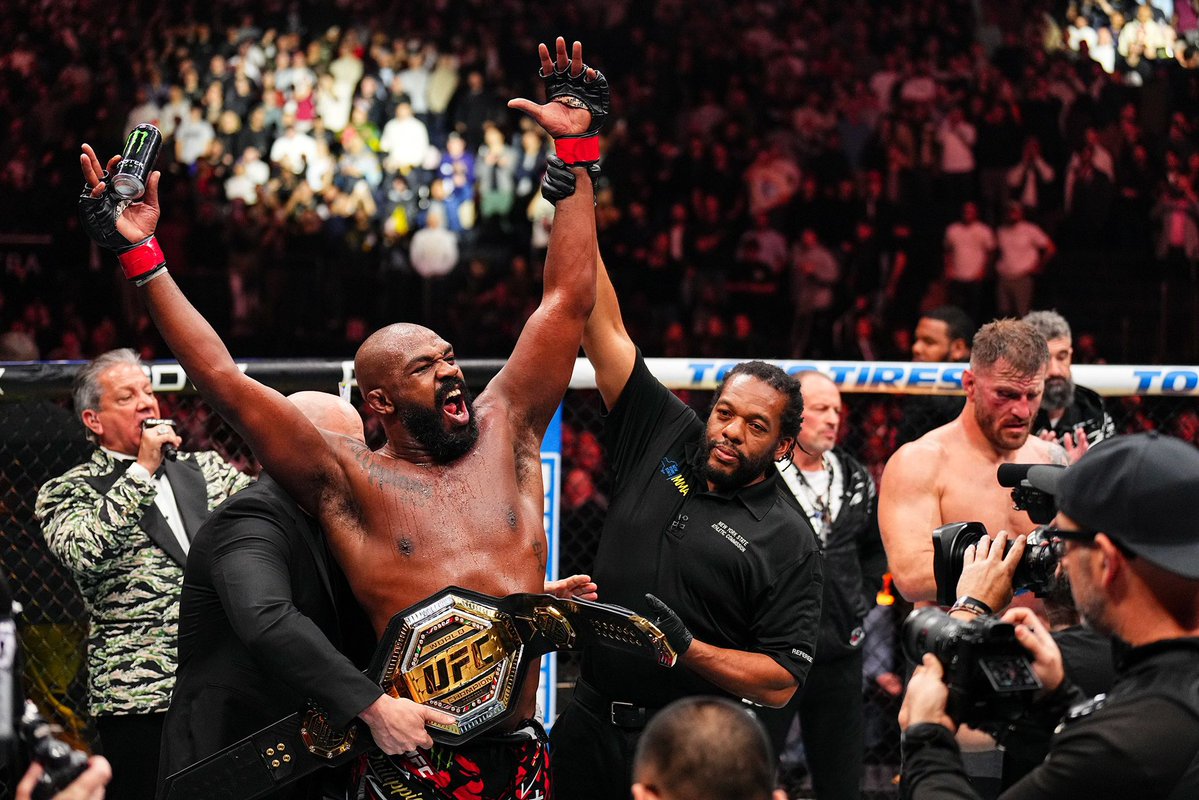 Doctor_UFC's tweet photo. 👀 Jon Jones says he’s not interested in boxing Oleksandr Usyk…

But he hasn’t ruled out one more UFC fight.

Would you like to see Jones return?

#UFC #JonJones #Bones https://t.co/6iPXGhH6O5