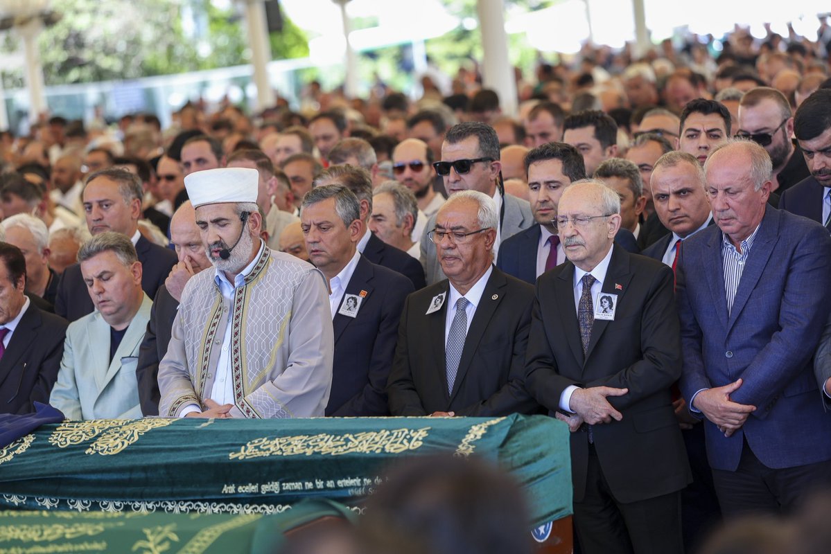 aykiri's tweet photo. CHP’nin resmi hesabından yapılan çarpıcı paylaşım.

Olcay Baykal’ın cenaze töreninden fotoğraflar paylaşılırken, Kemal Kılıçdaroğlu ile Muharrem İnce’nin yan yana yürüdüğü kareye de yer verildi. https://t.co/6DElUZq6MR