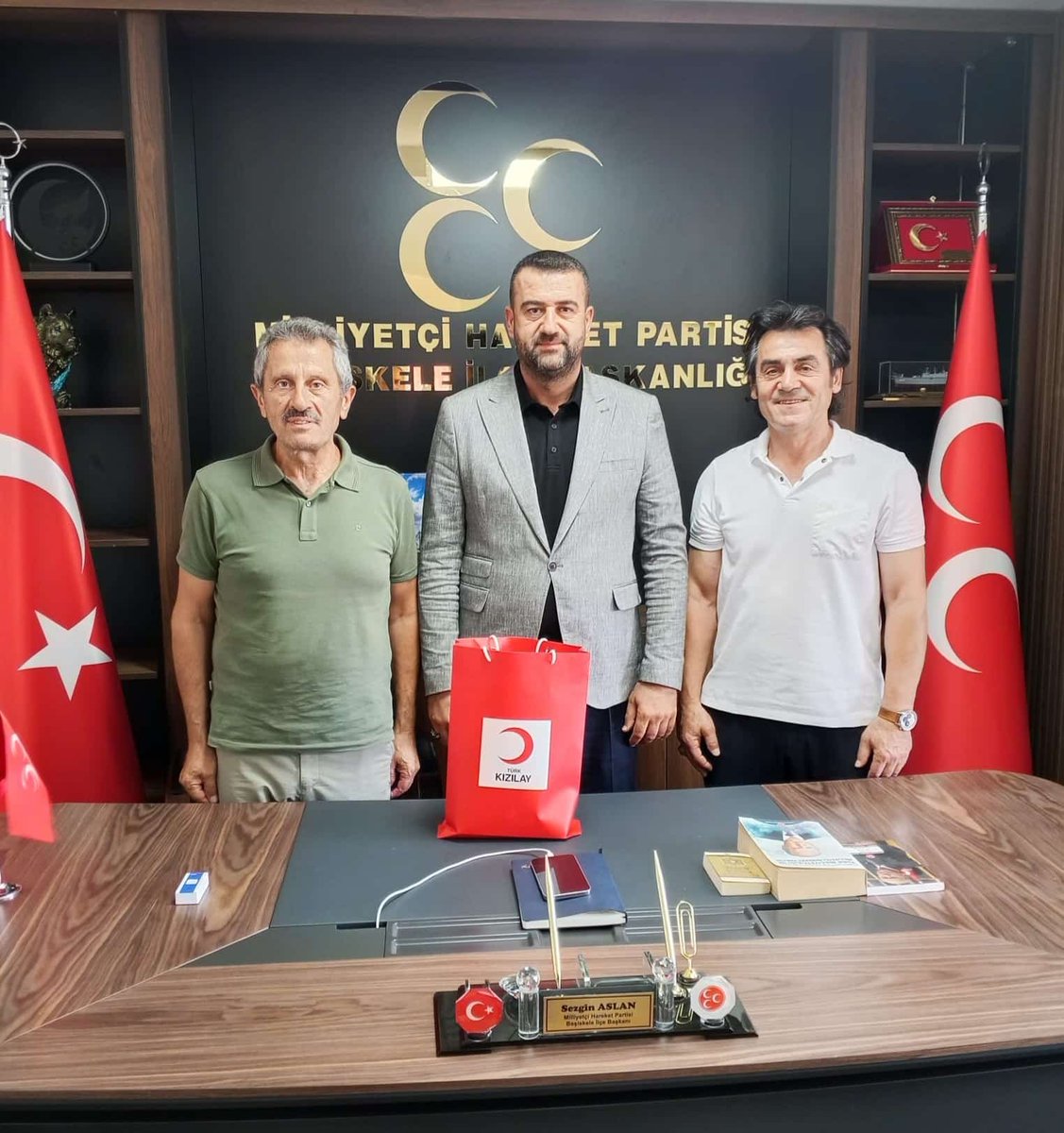 kizilay_bas's tweet photo. Türk Kızılay Başiskele Şubesi adına, 
Başkanımız Prof. Dr. Bekir Çakır ve Başkan Yardımcımız Fevzi Açıkgöz Milliyetçi Hareket Partisi Başiskele İlçe Başkanlığı görevine yeni atanan Sayın Sezgin Aslan'a hayırlı olsun ziyaretinde bulundular. https://t.co/BMCOmXbwKS