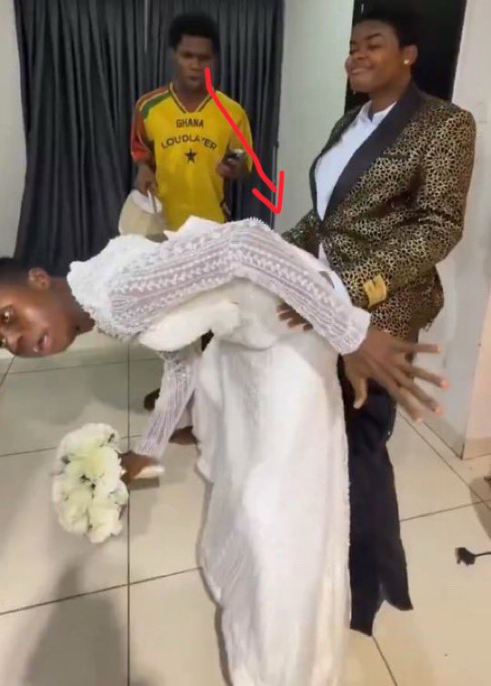 Free_dom011's tweet photo. @Teeniiola The guy on yellow is looking at how big javis gbola is 😭😭🤣 https://t.co/P7Z6TGWADR
