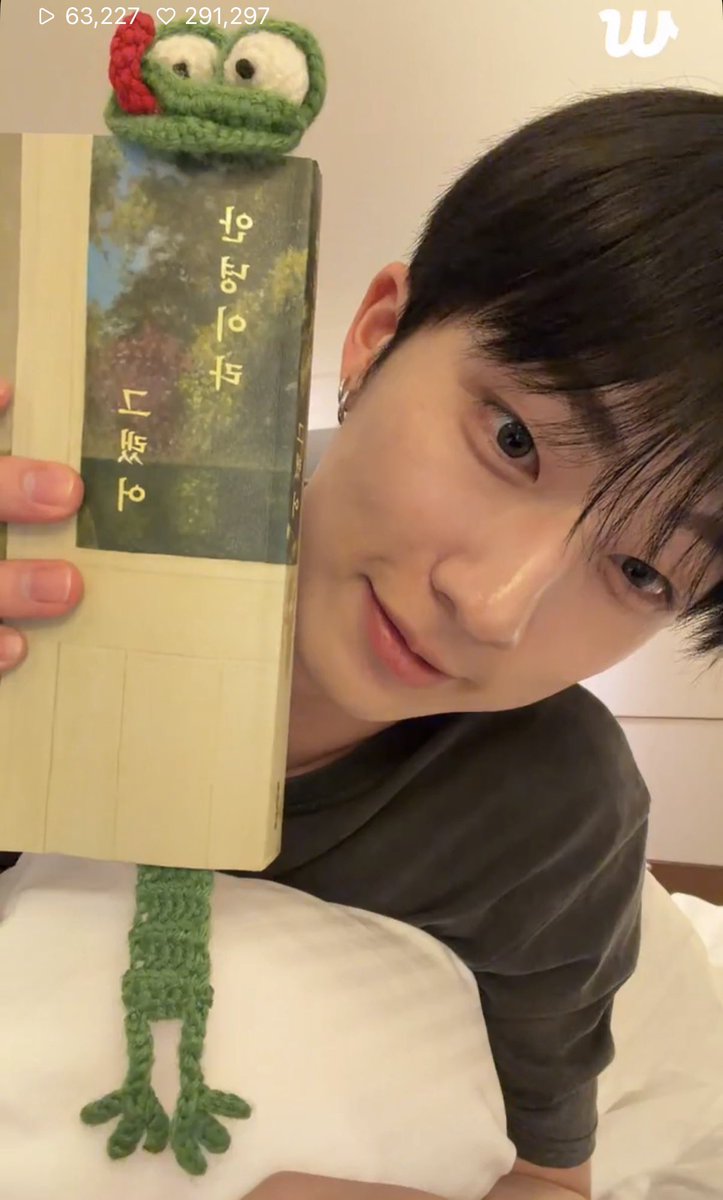 haemuttya's tweet photo. 개구리책갈피. 뱀이냐고? 이게어떻게뱀이냐는것이야!!! 뱀이 다리가있어? 다리가 달렸잖아 개구리라는것이야!! 정보? 없습니다 매니저님의 핸드메이드♡ 매니저님이 손재주가 뛰어나시다 이것이야!! (이츠키슈말투컨셉으로진행한라이브입니다.) https://t.co/usGYrUSDcX
