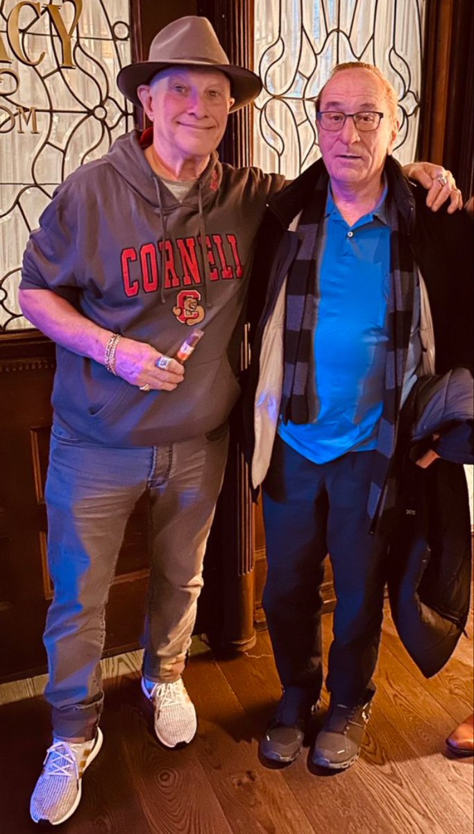 UFOLookout's tweet photo. @Trump_Tough_614 @LindaB7691 @LouisvilleMayor @TheRealJeffRuby @realDonaldTrump Not so fast. Birds of a feather flock together. https://t.co/WcJTq2jwGI