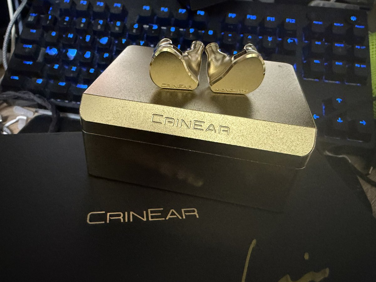 TrashGordon1129's tweet photo. CrinEarのMONOLITH届いてた

キンキラの低音ホン楽しい😃 https://t.co/F0VFLg2kV8