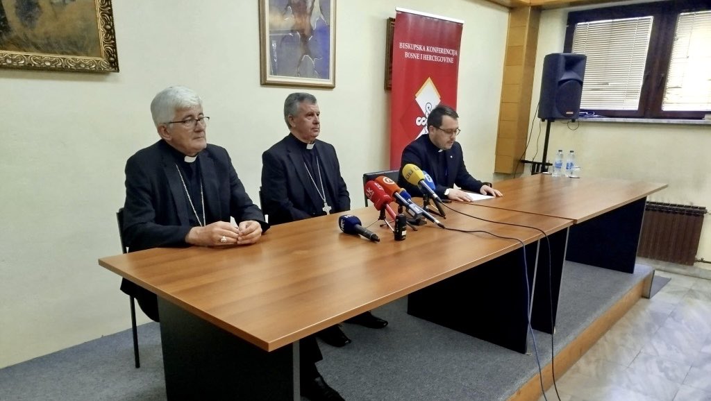 galic2025's tweet photo. Snažne poruke Biskupske konferencije Bosne i Hercegovine jučer i danas iz Banja Luke:

,,Bosna i Hercegovina je, sukladno svome ustavnom poretku proizašlom iz Daytonskoga mirovnog sporazuma, država triju konstitutivnih naroda i svih njezinih građana. (…) Velika je nepravda i nemoralno je svako nastojanje da se prava bilo kojega naroda relativiziraju, ograniče ili praktično onemoguće i predstavlja izravno odstupanje od daytonskog ustavnog okvira i otvara prostor novim nestabilnostima. Oduzimanje ili nijekanje prava ne može biti put prema pravednom društvu, nego vodi produbljivanju nepovjerenja i političkih napetosti. U tom smislu, radi izgradnje društvene pravde i sloge Biskupska konferencija Bosne i Hercegovine zahtijeva reformu svih loših zakona, posebice Izbornoga, te osobito naglašava potrebu pune i dosljedne zaštite prava hrvatskoga naroda kao konstitutivnoga u Bosni i Hercegovini, uključujući njegovo legitimno predstavljanje i stvarnu jednakopravnost u svim institucijama i na svim razinama vlasti. Katolička crkva u Bosni i Hercegovini ostaje čvrsto opredijeljena za mir, dijalog, međusobno poštovanje i jednakopravnost svih naroda i građana. Istodobno, držimo da nema istinske jednakopravnosti bez dosljednoga poštivanja ustavne strukture zemlje i pojedinačnih i kolektivnih prava.“

https://t.co/aN4qfPr6Ju