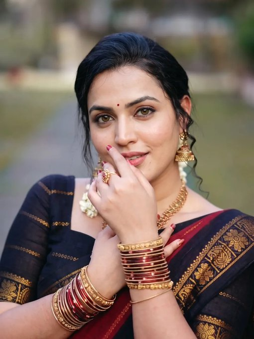 Mounikaa29's tweet photo. Meera
#Meera https://t.co/r7n96E1FZ8