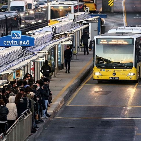 bpthaber's tweet photo. İstanbul’da toplu taşımaya %10 zam geldi.

— Elektronik tam bilet: 42 TL → 46,20 TL
— Öğrenci bilet: 20,50 TL → 22,55 TL
— Öğrenci aylık abonman: 593 TL → 653 TL
— Okul servisi (0-1 km): 4.051 TL → 4.456 TL https://t.co/6nJEmTjyEA