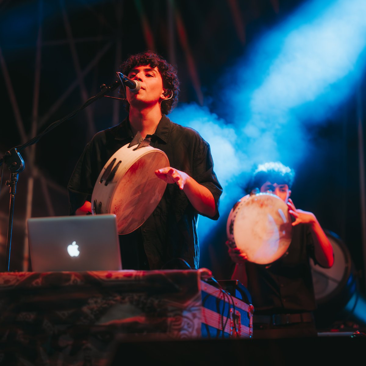 RSystemNetwork's tweet photo. Sulla scia tracciata da #AntonioCastrignanò ci sono Emanuele e Giorgio. Sul palco insieme, padre e figli, non poteva essere diversamente. Una storia che racconteremo presto, un legame nella musica e per la musica, ritmo che batterà sempre più forte.
#VistaFestival 
#radiosystem https://t.co/m5v7r9cc2J