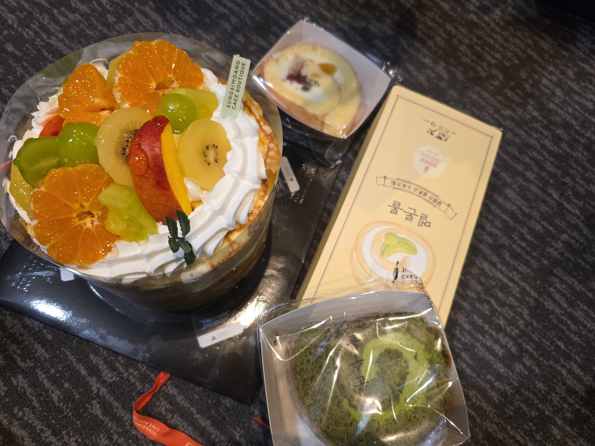 38384400__'s tweet photo. 케이크 파티를 시작합니다 https://t.co/JYhihynREk