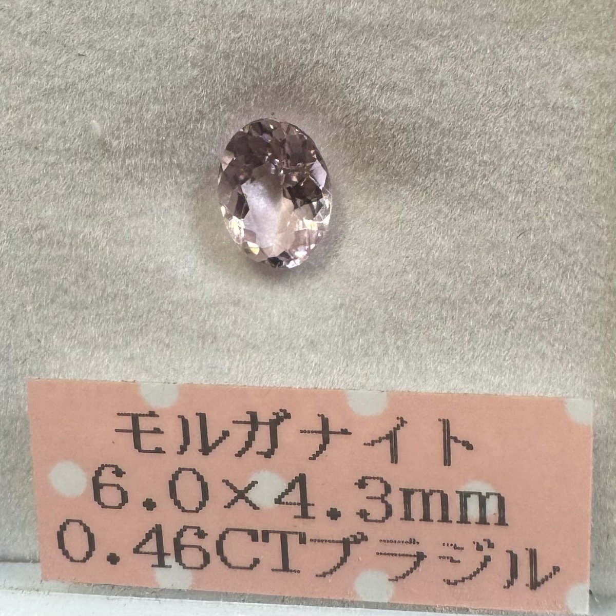 tumecube's tweet photo. 熊本ミネラルマルシェ戦利品その2。カイクリスタルさん(@kaicrystal1 )からルース半額コーナーの商品(左)と宝石ガチャ×2(右)を。
宝石ガチャではA賞が��たり、桜柄シトリンを頂きました🌸石に桜が刻印されていて可愛いです！
宝石ガチャオススメですよ〜。 https://t.co/WwVQHOKwJa