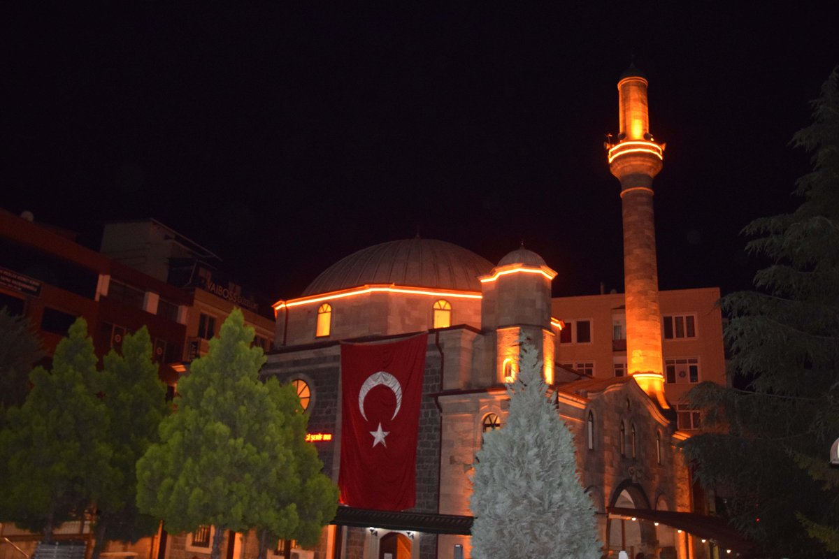 GiresunMuftuluk's tweet photo. Giresun semaları salâlarla yankılandı

▶️Diyanet İşleri Başkanlığı, 15 Temmuz gecesi darbeleri durduran salâları 00.13’te Türkiye’deki 90 bin camide yeniden okuttu.
🔗https://t.co/3veEK0zqxf https://t.co/L0fXezUAJG