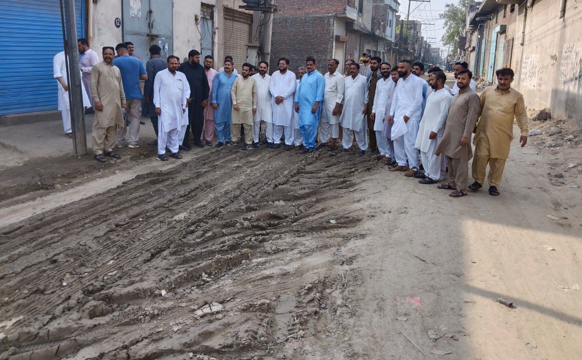 MIkramMgl's tweet photo. محکمہ واسا گوجرانولہ کی نااہلی کی وجہ سے #PDP پنجاب میاں سانسی روڈ کامنصوبہ تاخیر کا شکار ٹھیکیدار کام چھوڑ کر فرار ،عوام کے لئے گزرنے تک کا راستہ نہیں ، میاں سانسی کی عوام, رہائشی و کاروباری طبقہ پریشان، چیئرمین اکرام مغل شانی و دیگر معززین علاقہ کا احتجاج۔
@MaryamNSharif
@DCGRW https://t.co/tJwfpiaASG