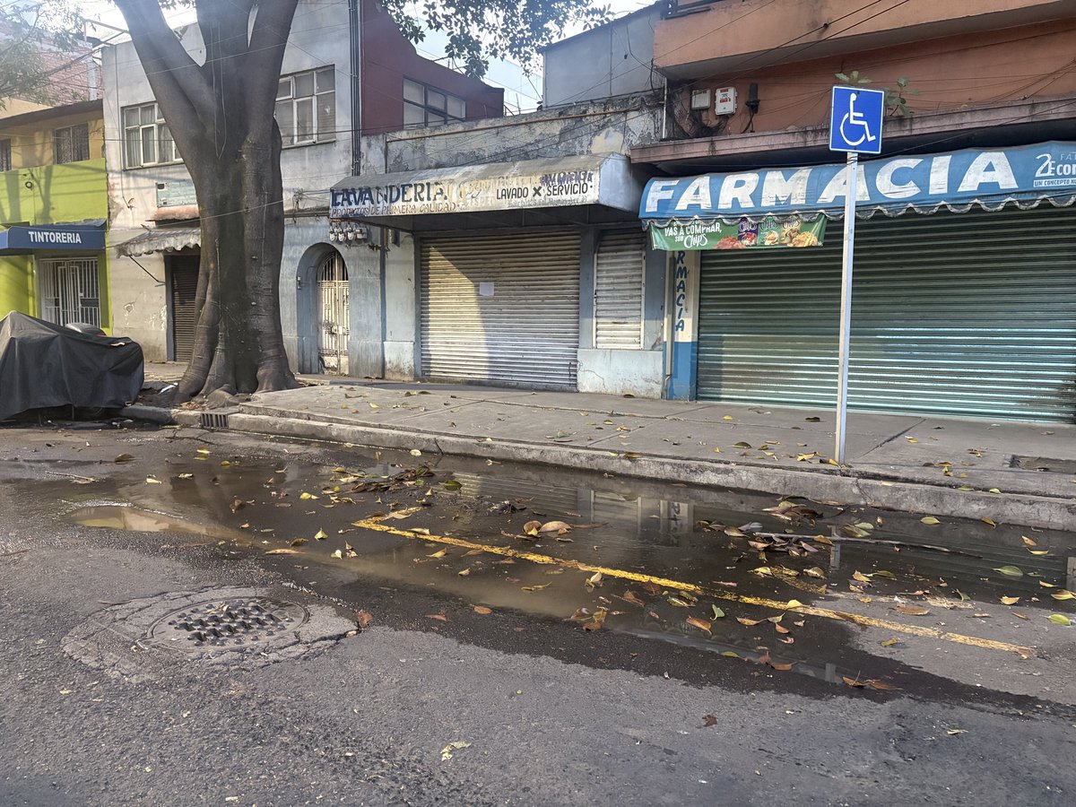 Eunissss's tweet photo. @SEGIAGUA @SACMEX_DENUNCIA @BJAlcaldia @AccionesBJ Hola. Frente a calle Galicia 126 hay una fuga desde hace varios días. https://t.co/u0apJPHPj7