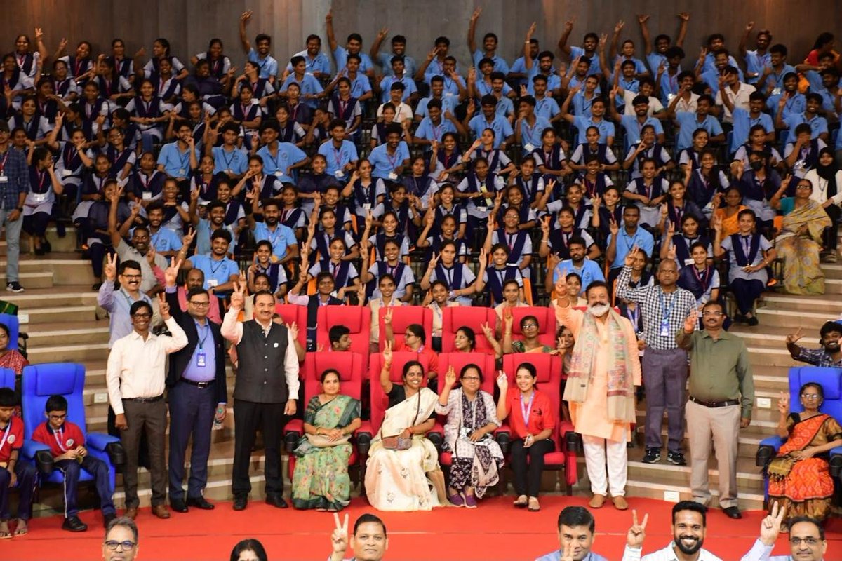 DirHR_HPCL's tweet photo. Delighted to share that Hon'ble Minister of State for Petroleum & Natural Gas and Tourism, Shri Suresh Gopi, participated in the Swachhata Pakhwada 2026 celebrations at HPCL Waltair Park, Visakhapatnam, inspiring citizens to make cleanliness and environmental stewardship a way of life.

The Hon'ble Minister joined the Swachhata Rally, administered the Swachh Bharat Pledge, planted a sapling under the Ek Ped Maa Ke Naam initiative, felicitated young achievers, and recognised the invaluable contributions of sanitation workers and local farmers.

Appreciating HPCL's continued commitment to sustainability, environmental conservation, and community development, he encouraged the youth to lead by example and contribute towards building a Cleaner, Greener and Viksit Bharat.

@HardeepSPuri @PetroleumMin @TheSureshGopi @Secretary_MoPNG @HPCL
#SwachhataPakhwada2026 #SwachhBharat #EkPedMaaKeNaam #MissionLiFE #HPCL #Sustainability #EnvironmentalConservation