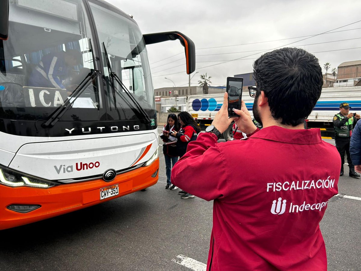IndecopiOficial's tweet photo. 📢 #AHORA | El Indecopi participa en operativo de fiscalización de SUTRAN, en el marco de la campaña #ViajeSeguroFiestasPatrias 2026, desde el peaje de Villa (Km 20 de la Panamericana Sur). https://t.co/OS57MtnbsK