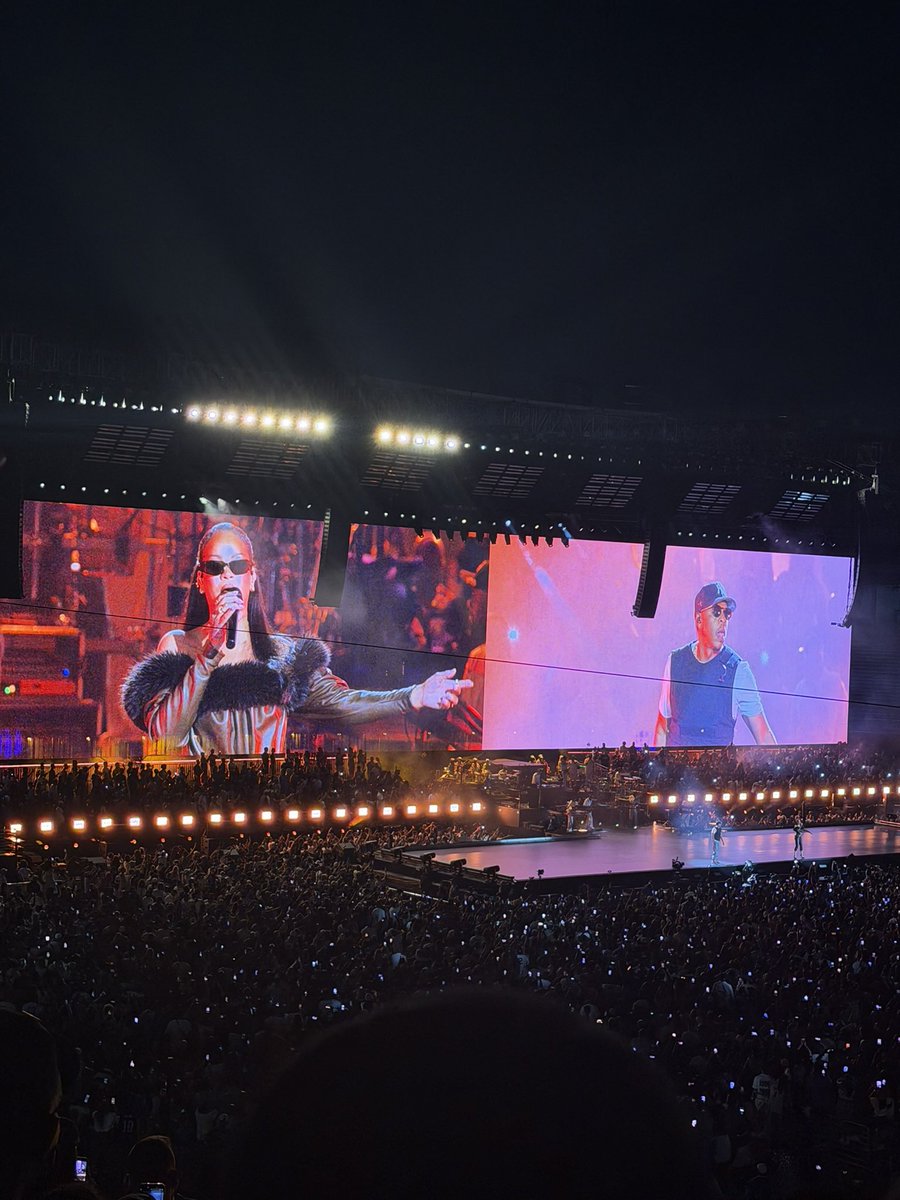 drewil216's tweet photo. Jay Z weekend in NY. Legendary status at Yankee https://t.co/kawoxwNmFo