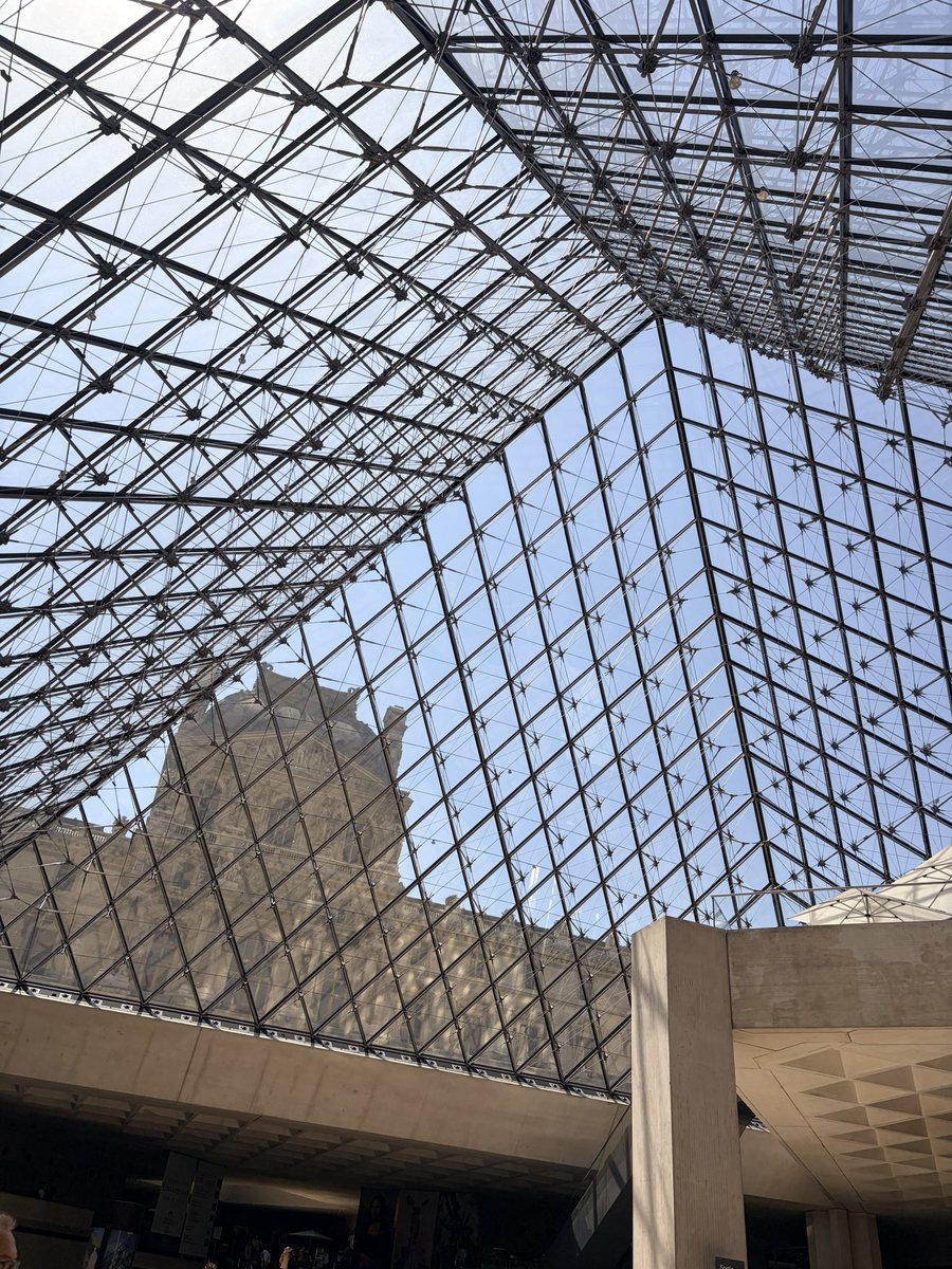 _maochi_a's tweet photo. 🇫🇷ルーブル美術館
エアコン無くて暑いと聞いてたけどピラミッド部分はキンキンに涼しい。展示で上の方行くとちょい暑いかなーくらい！モナリザを除いたら日本ほど混雑してないのでノーストレスで見られた🫶
死ぬほど迷子になった
夜のルーブルは幻想的だった✨ https://t.co/kx0d03dxC5