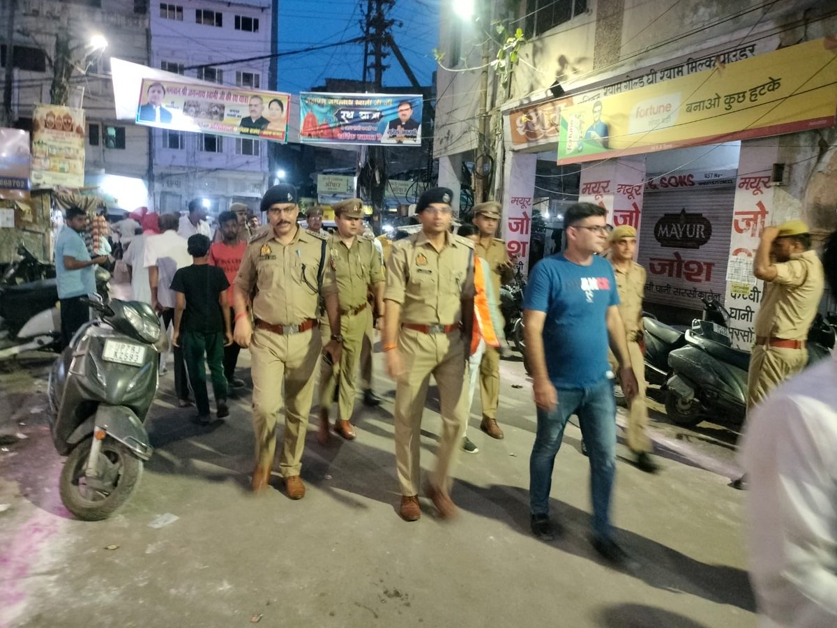 DcpEast's tweet photo. आज भगवान श्री जगन्नाथ जी की पावन रथ यात्रा के दौरान श्रीमान पुलिस उपायुक्त पूर्वी श्री सत्यजीत गुप्ता व अपर पुलिस उपायुक्त पूर्वी श्रीमती शिवा सिंह स्वयं यात्रा में श्रद्धापूर्वक उपस्थित रहकर सम्पूर्ण यात्रा मार्ग पर पैदल भ्रमण कर सुरक्षा व्यवस्थाओं का लगातार निरीक्षण कर रहे हैं https://t.co/3KjgukOKPC