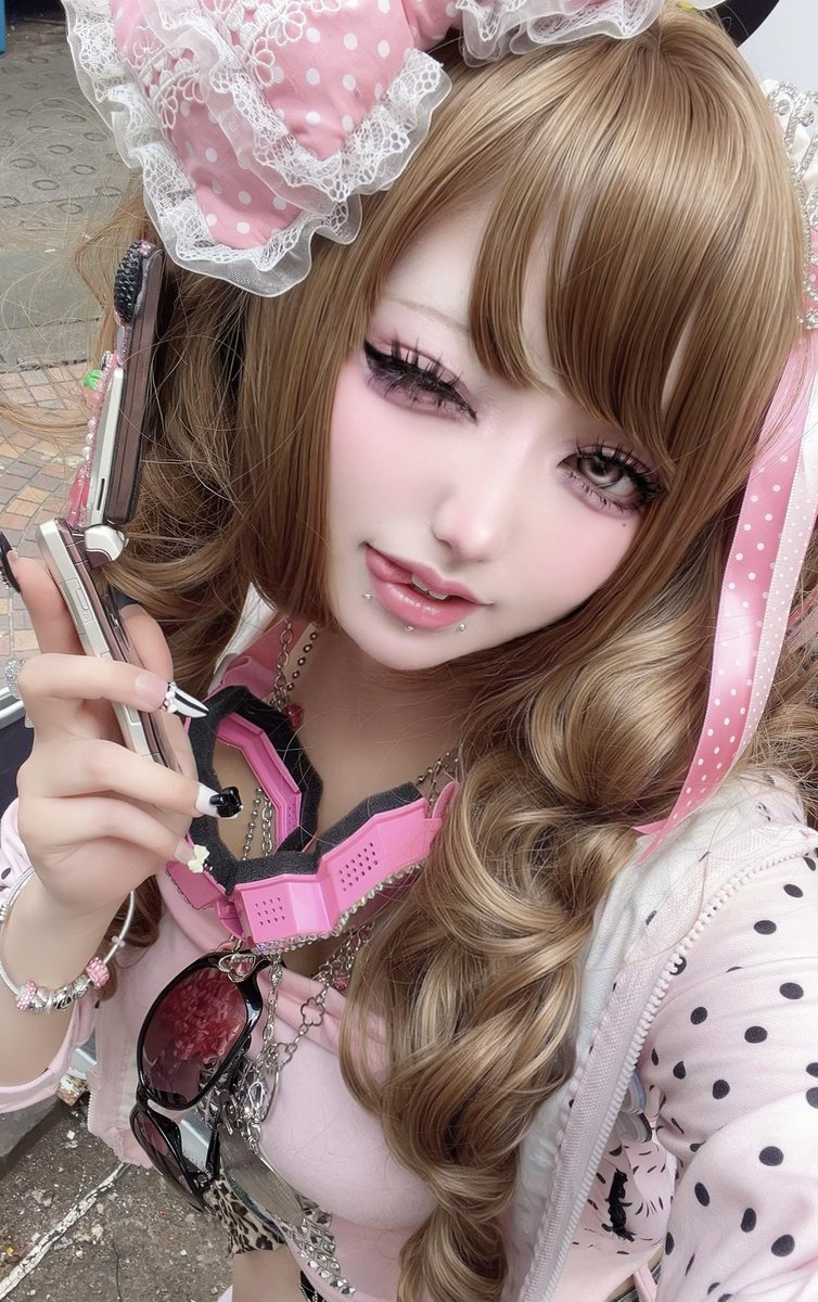 usami__13's tweet photo. ←2年前の地毛白髪黒₹˝ｬʓ🤍
→今年のウィッグ茶髪姫₹˝ｬʓ🎀

どっちがスキですｶ❓❓❓ https://t.co/0ISDxOt7qC