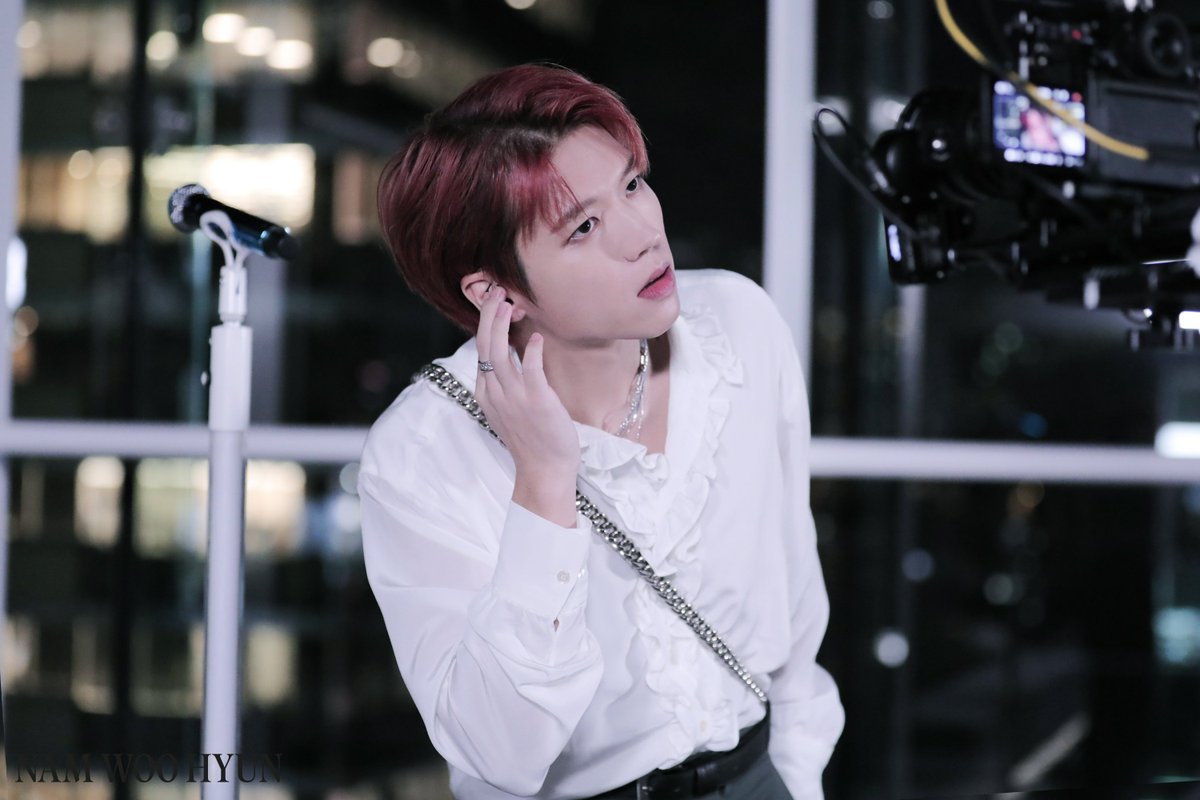 ___ShallwE_'s tweet photo. 쨍한 빨간머리보다 약간 와인빛?의 톤다운 레드가 정말 착붙으로 어울리는 남성🥹🐶 https://t.co/zkTo2WY7HE
