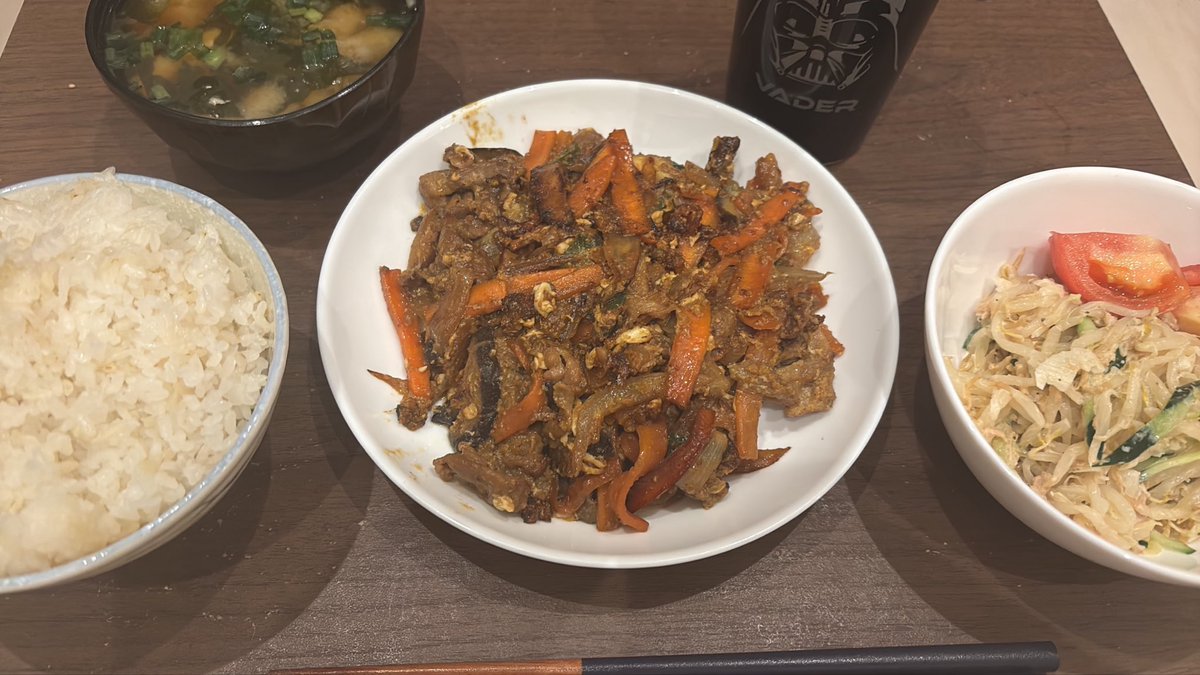 MONDO_RLJ's tweet photo. 肉多めで中華風
肉野菜炒め

もやしが使いきれず
一気に茹でてキャベツと合わせて
きゅうりを添えて
からしマヨで保存食に

いただきます https://t.co/AploSDJk5N