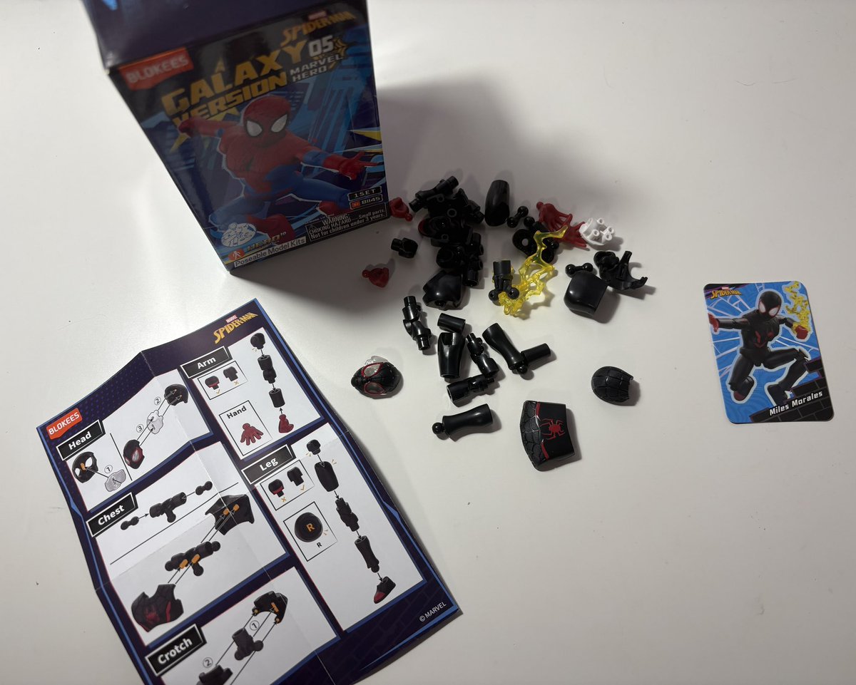 lyra_spider's tweet photo. MARVEL Storeでランダムのやつ買ったらマイルズ出たー！！
思った以上にパーツ細かかったけど、組み立てから楽しいし、手足動くから色んなポーズで撮れてめちゃくちゃ遊びがいあるこれ🕸 https://t.co/nhpojimEA8