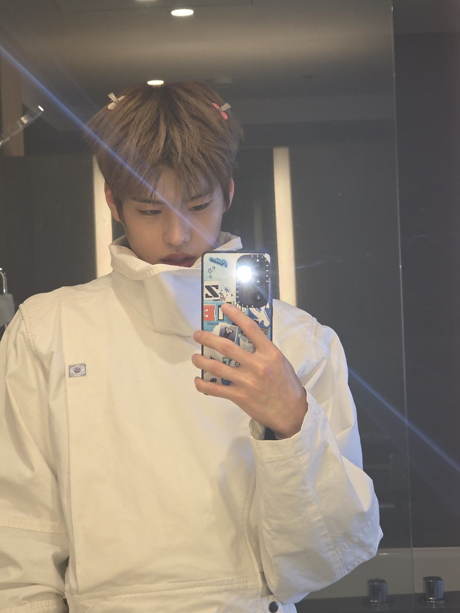 ddS2rii's tweet photo. 소희는 의상을 어필할 때가 많아서 옷도 나오는 거울 셀카 많이 찍는다고 했던 거 기억하시는 분 https://t.co/X0Ls962fQa