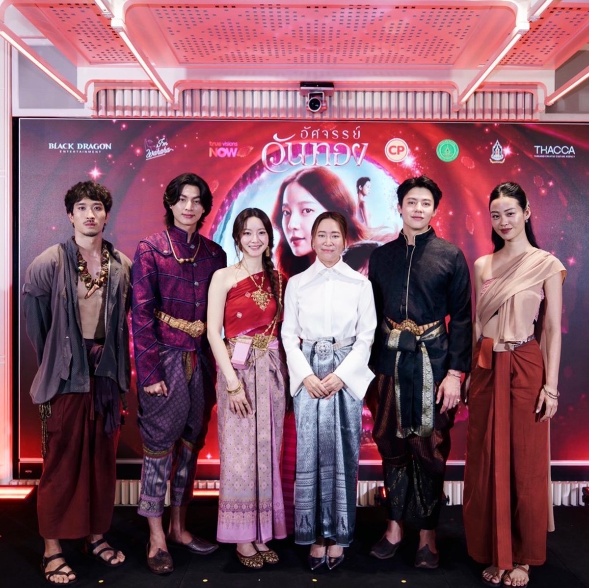 goofy_gulfy's tweet photo. ดูจากสีชุดแล้ว (โทนม่วง) ฉันมโนเองก็ได้ว่าวันทองเลือกขุนช้าง 5555

สรุป...หมาก อิ๊งค์ กลับมาโลกปัจจุบันด้วยกัน ขุนช้างอยู่ในนิยายต่อไป 😂😂

#อัศจรรย์วันทอง 
#InTheNameOfLove
#InkWaruntorn 
#mark_prin 
#GulfKanawut https://t.co/OhGJsELJ0p