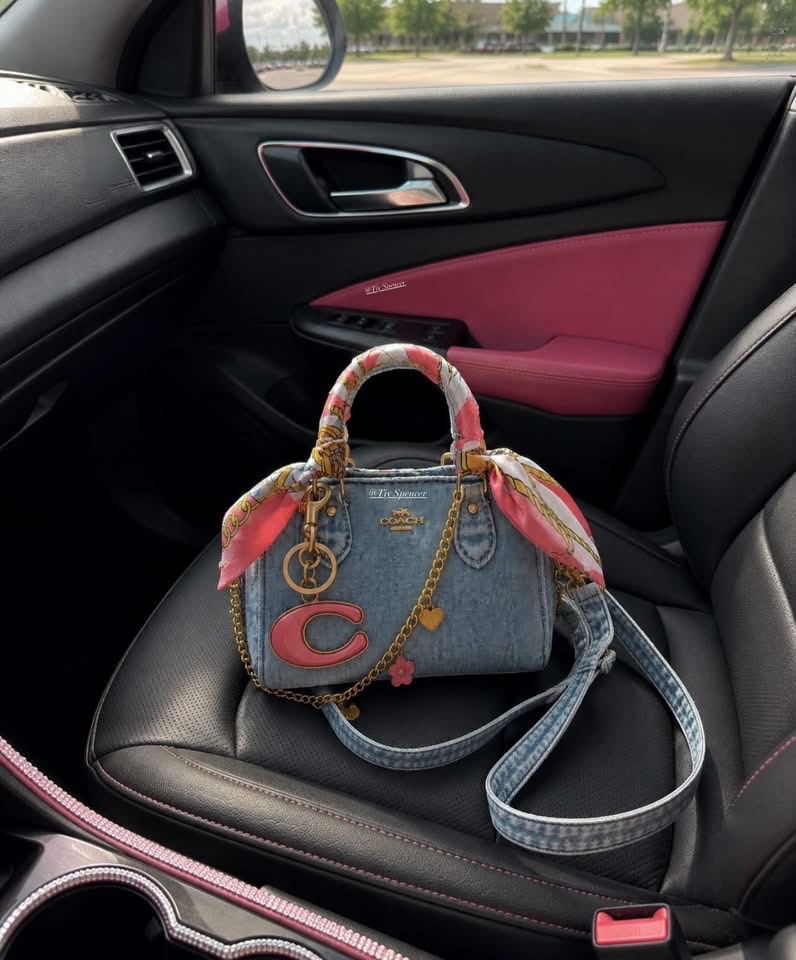 mslavix's tweet photo. coach don’t missss 😍💕👜 https://t.co/s3ct9pzDQp