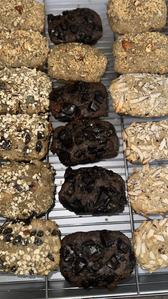 ChefAyos_'s tweet photo. Yummy banana bread 🥰
Double Choc choc mini #2,500 
Nutty you #2,400 
Granola yum #2,000 
Coco nutty #2,000 https://t.co/mKrc1c1d8f
