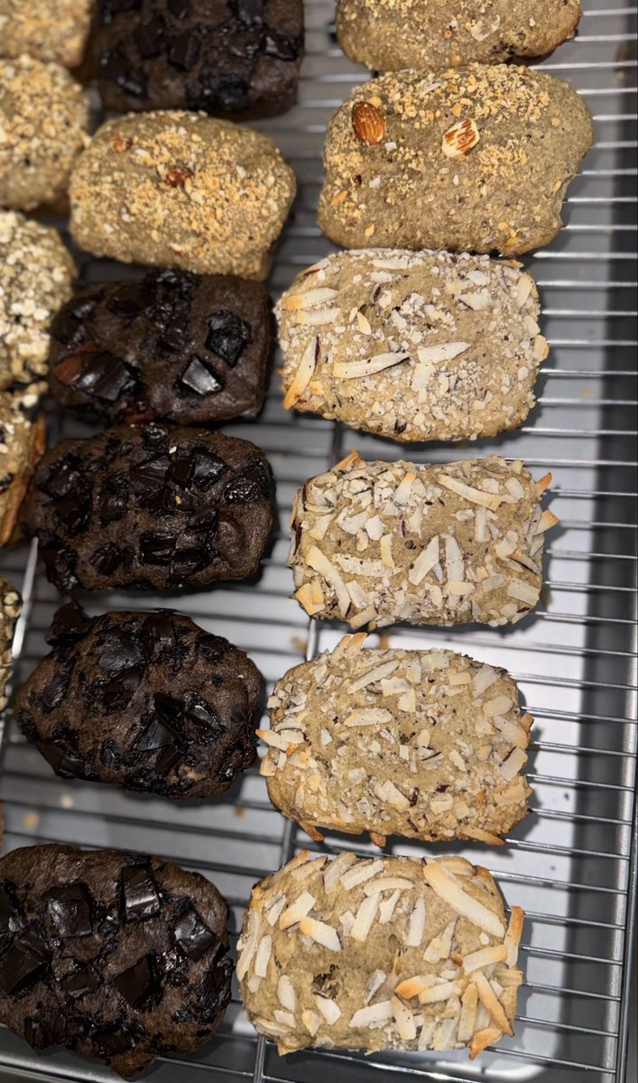 ChefAyos_'s tweet photo. Yummy banana bread 🥰
Double Choc choc mini #2,500 
Nutty you #2,400 
Granola yum #2,000 
Coco nutty #2,000 https://t.co/mKrc1c1d8f