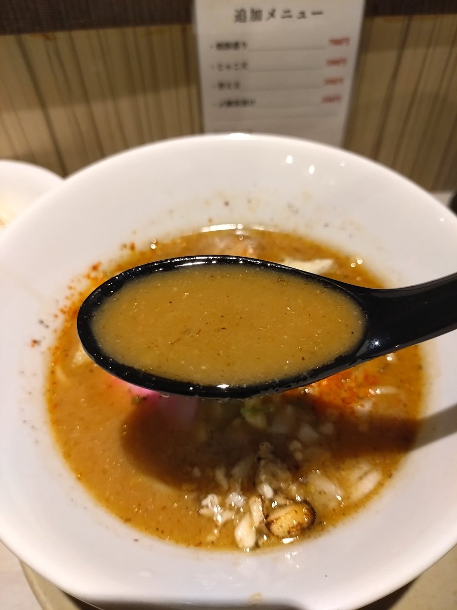 raumensuki8's tweet photo. 麺処 愛媛ん軒　さん
大阪ラーメン
京橋の人気店
愛媛ホワイト
焼豚玉子飯（小）セット
鯛白湯と愛媛麦味噌のブレンドに隠し味にも愛媛産物を加えた複雑かつ旨味溢れるスープ🤩
もちつる中太麺🥰
鯛の切身、豚チャーシュー
炙り鯛身が香ばしい🤩
個性的で大満足の美味い一杯
ごちそうさまでした😋 https://t.co/ZJzYlz0dB5