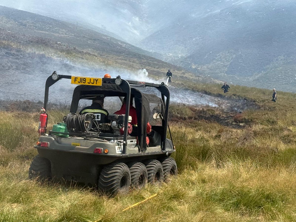 DerbyshireFRS's tweet photo. The major incident at Tintwistle Moor remains ongoing as crews continue to tackle the wildfire. Easterly winds are carrying smoke towards Manchester, but changing conditions could see smoke affect nearby communities in the coming days.

Find out more: https://t.co/GBC97wqGqc https://t.co/NHYfHk21bs