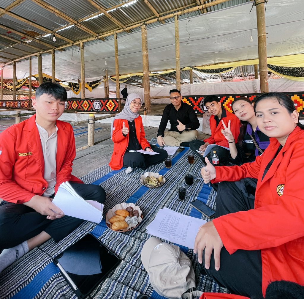 Elphan_Augusta's tweet photo. Hari ini mendampingi mahasiswa PKM melakukan observasi kerbau pada tradisi Ma'Pasilaga Tedong dlm rangkaian Rambu Solo' di Kete' Kesu', Toraja Utara. semoga data yang diperoleh menjadi bekal menuju PIMNAS. ✊️🔥 https://t.co/MfuXS6ZxjH