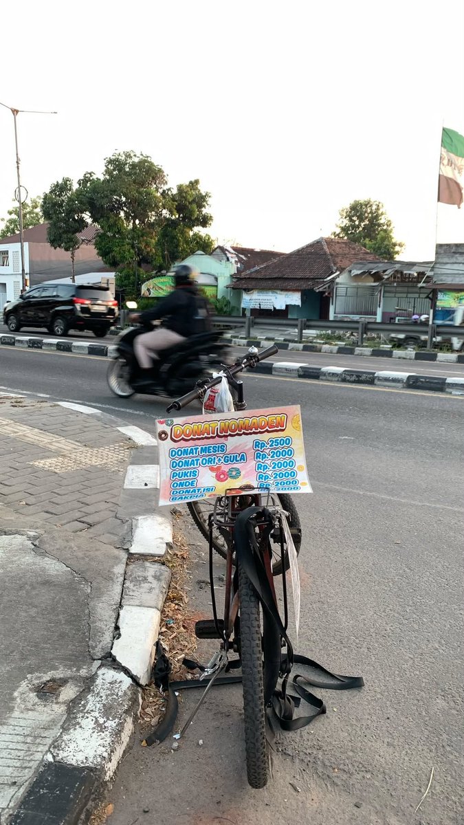 KopiSusuu23's tweet photo. Guyss buat kalian yg lewat Lottemart ringroad utara, larisin dagangan simbahnya ya 
Beliau jualan naik sepeda 
Kalau malam nanti pindah di baratnya transmart maguwo
Sehat-sehat ya simbah, semoga jualannya laris manis 🫶🏻✨
cc: desyvputri https://t.co/aR9R5NGpm1