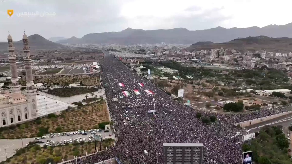alkhwlany_nasr's tweet photo. طوفان بشري غير مسبوق في مليونية ( #جمعة_التحذير_والنفير) بـ #ميدان_السبعين في العاصمة #صنعاء 
تفويض مطلق للاتخاذ جميع وسائل الردع وانهاء الحصار السعودي الامريكي على شعب اليمن العظيم. https://t.co/BUXHg4xy9G