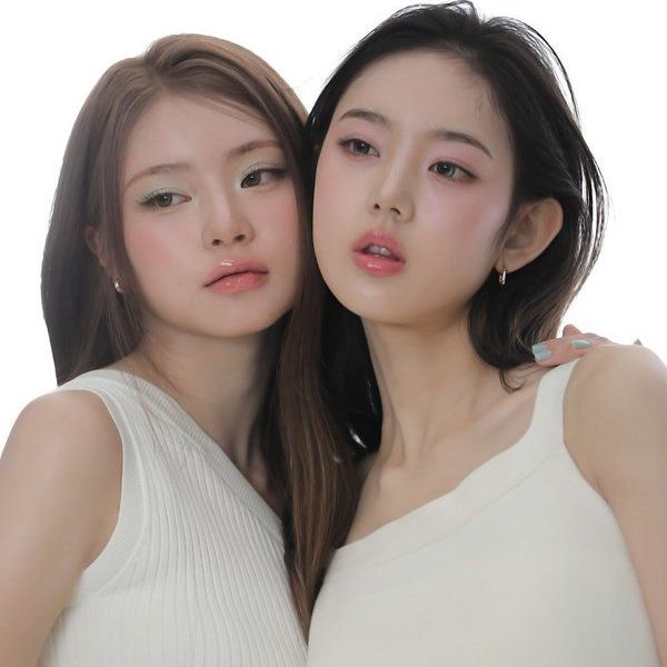 kiiiyuriii's tweet photo. imagine if they dated ⠀꒰꜆ᐡᴗ͈𝅒ᴗ͈`꜀꒱
also like the green 🍀 & pink 🪷eyeshadows like we all know green and pink colours are dating #sooo #liiiiiiiikeeee #yassss 📒📒💭💭🤏🏻🤏🏻 https://t.co/a4KN21tfhD