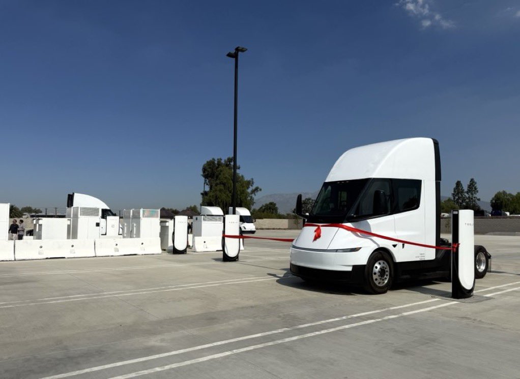 TheTeslaLife's tweet photo. Here they come! #Tesla officially opened the world's first public 6 stall #TeslaSemi  #Megacharger in Bloomington, California, an hour east of Los Angeles #MegachargerOpen https://t.co/aMIFQ0e0DH