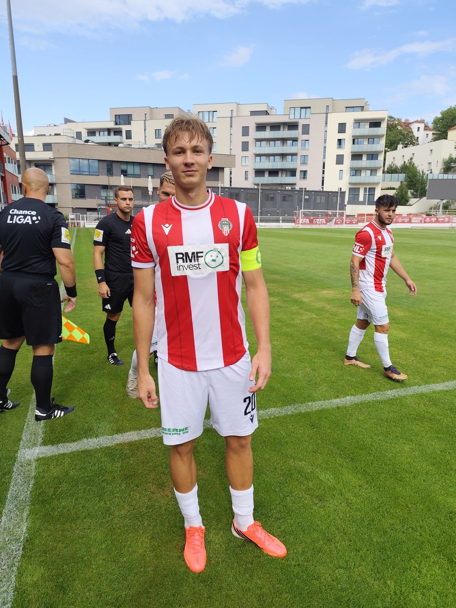fkvz1903's tweet photo. Do generálky přivedl Viktorku na hřiště s kapitánskou páskou Filip PAPOUŠEK ©️
#generalka #Papen https://t.co/ymq05YwL5j