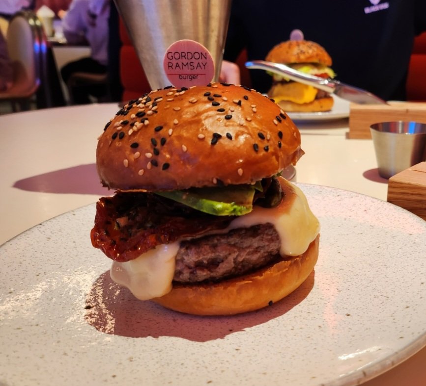 SlaterChae1's tweet photo. @konsenoah #紺瀬のあもっと食べろ
有名シェフ、ゴードン・ラムジーのバーガー。 そして店で売っているさつまいもフライ。
バーガーは100点満点中30点、フライは95点。 https://t.co/HWoKyj6lVp