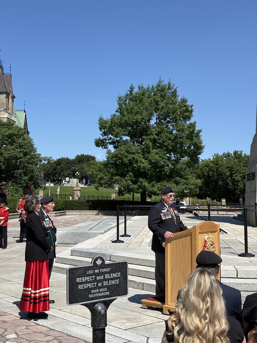 RoyalCdnLegion's tweet photo. The Act of Remembrance is being recited in English, French, and Algonquin, reflecting the shared responsibility of Remembrance across generations and communities.
 
—

L’Acte du Souvenir est récité en français, en anglais et en algonquin, reflétant la responsabilité partagée du Souvenir à travers les générations et les communautés.