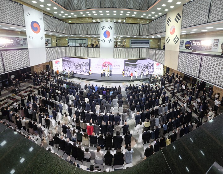 march1stday's tweet photo. 어제 제78주년 제헌절 경축식에 걸린 태극기의 생김새 때문에 불필요한 논란을 제기한 일부 그룹이 존재하는 것같습니다. 대한민국 헌법 제정의 연원과 과정, 그리고 태극기 도안의 변천에 대한 몰이해가 낳은 촌극이라 할 수 있겠습니다.

당일 국회의사당 경축식장에 걸린 태극기는 총 3장입니다. 왼쪽부터 1882년 처음 만들어진 「이응준 태극기」, 현행 태극기, 그리고 1923년 만들어진 「대한민국 임시의정원」 태극기입니다. 태극기의 도안은 처음부터 획일적이지 않았습니다. 여러 도안이 공존했고, 지금 태극기 도안이 확정된 것도 1949년 문교부 고시에 의해서입니다.

무엇보다도 임시의정원 태극기는 헌법 전문에 나오는 「대한민국 임시정부의 법통」을 상징합니다. 대한민국 건국의 뿌리가 삼일운동과 임시정부의 민주공화정 선포에 있음을 분명히 한 것입니다. 그런데 태극기의 역사와 대한민국 헌정사에 대한 몰이해로 인하여 일부 정치 계정에서 경축식장의 태극기를 문제삼고 있으니, 참으로 통탄할 일입니다. 이런 일은 임시정부 초대 대통령이자 제헌 국회 의장으로서 삼일운동과 대한민국 임시정부 법통 계승에 적극적이었던 이승만 전 대통령조차도 생각지 못했을 것입니다.

#제헌절 #대한민국헌법 #헌법 #태극기 #삼일운동 #대한민국임시정부 #임시정부