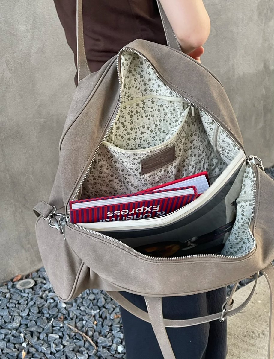 Morenmore_th's tweet photo. Crying Center Suede Bag ꕤ  (flash sale 🔥)

ราคาดีที่สุด เหลือใบละ 990 เท่านั้น รุ่นนี้เน้นจุของ โทนน้ำตาลน่ารักมากๆ คับ! 🥜

มัดจำ 390 บาท | ส่งฟรี https://t.co/Tuq3kKZyfr