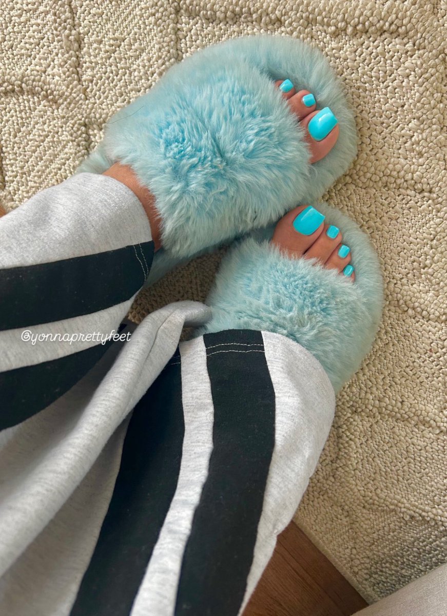 Yonnaprettyfeet's tweet photo. Missing my winter blues ❄️ when it’s summer. https://t.co/kcJZncjmLN