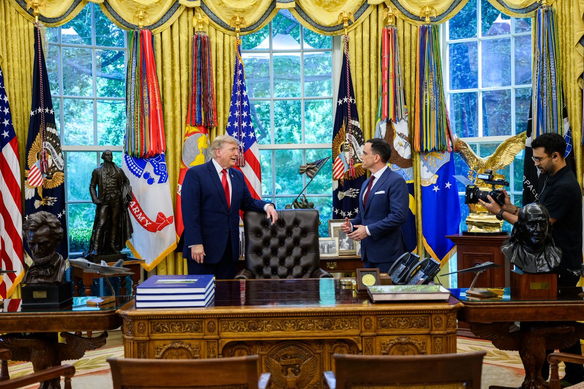TreyYingst's tweet photo. Speaking with President Trump in the Oval Office following our foreign policy interview. https://t.co/D3hv2kdcqJ