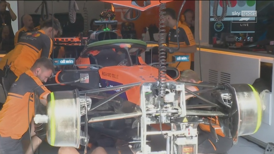paddock_formula's tweet photo. Work continues on #Piastri's car in the #McLaren garage. Attempts are underway to resolve the hydraulic system problems that affected car #81 at the end of the FP1 session
📸Sky sport F1 italy
#f1 #belgiangp https://t.co/YbWacbSEOK